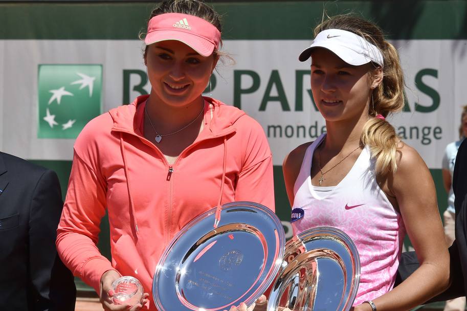 Roland Garros. Parigi. A sinistra Paula Badosa Gilbert, vincitrice della finale del singolo femminile nella categoria junior, e la sfidante Anna Kalinskaya durante la premiazione (Afp)